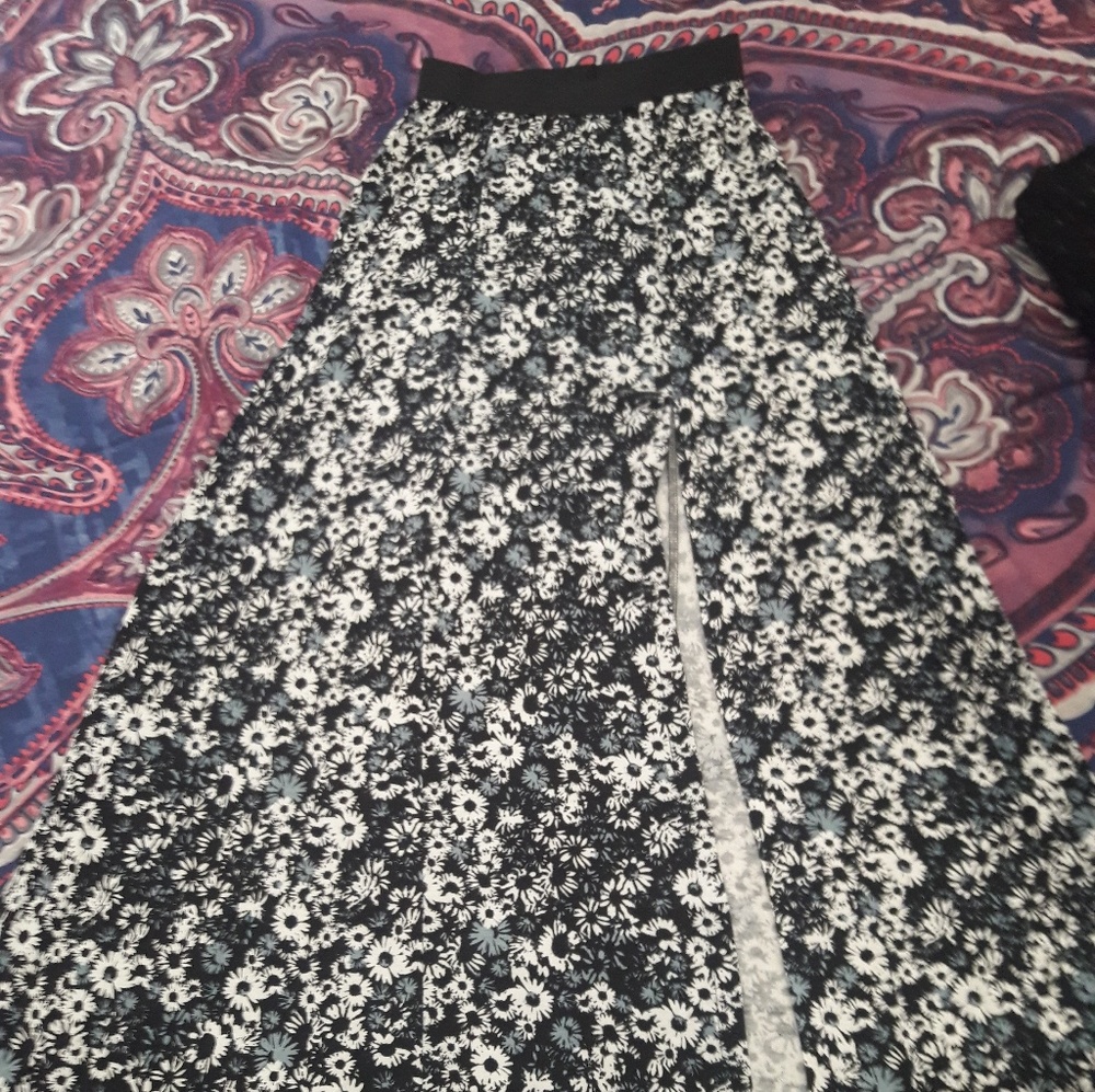 Juniors maxi skirt w/slit up the side